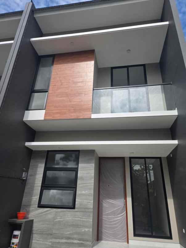 dijual rumah pakuwon city cluster florence