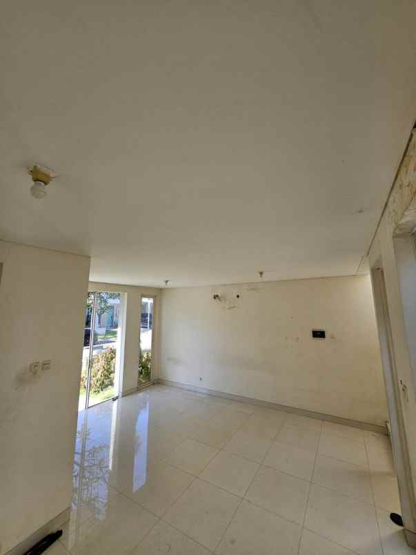 dijual rumah perumahan grand pakuwon