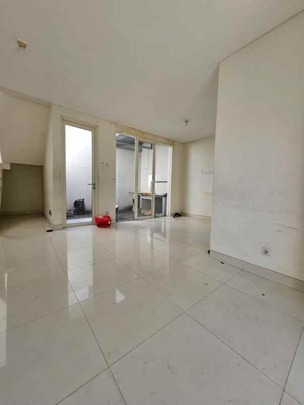 dijual rumah perumahan grand pakuwon