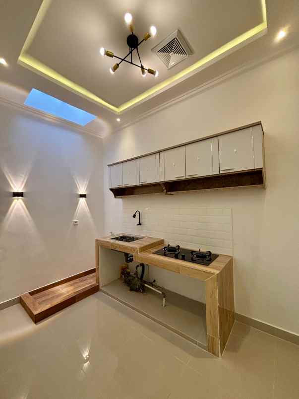 dijual rumah perumahan taman raya