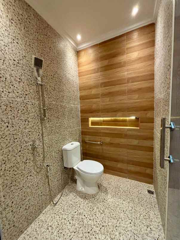 dijual rumah perumahan taman raya