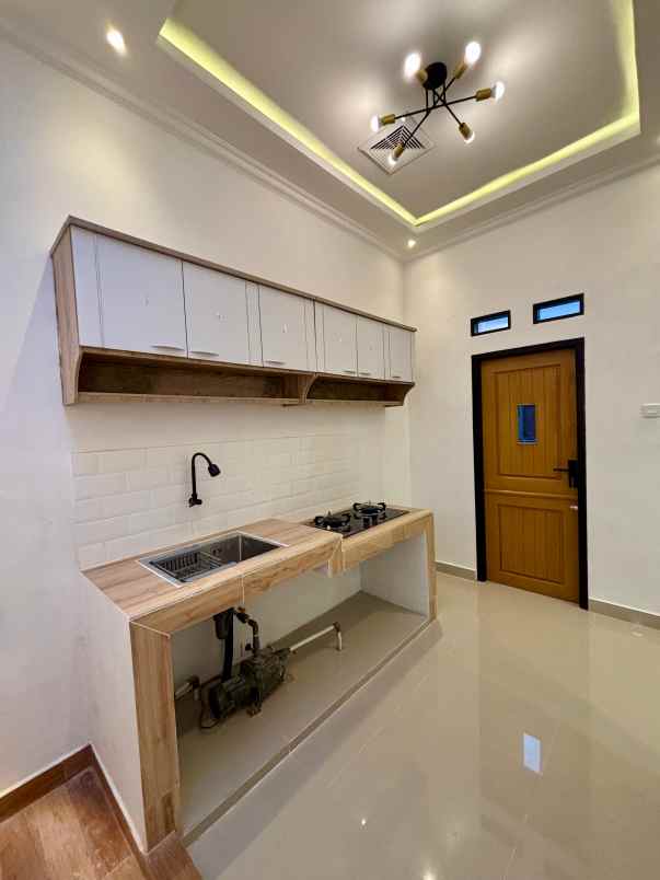 dijual rumah perumahan taman raya