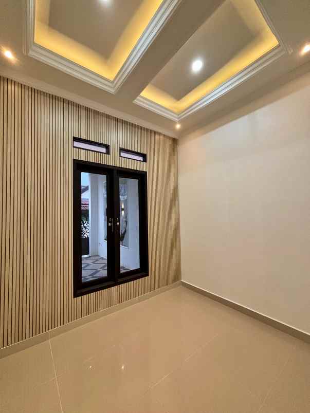 dijual rumah perumahan taman raya