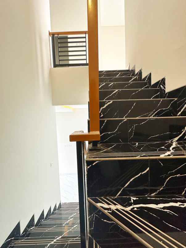 dijual rumah pondok gede