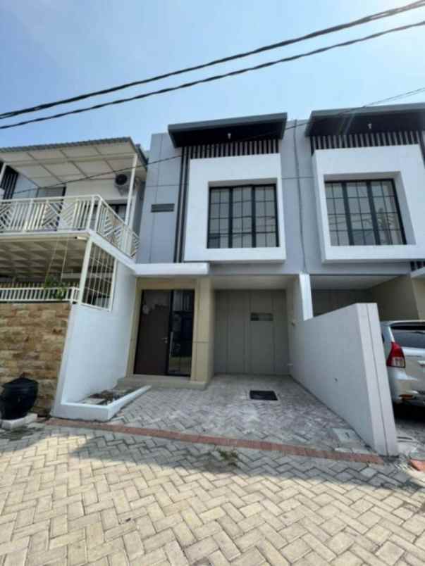 dijual rumah regency one babatan pantai