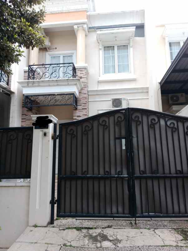 dijual rumah royal residence