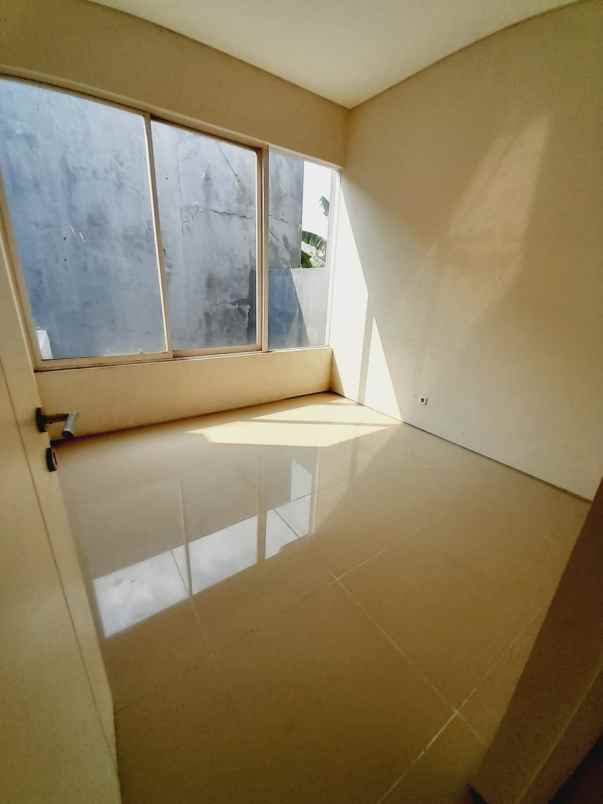 dijual rumah royal residence