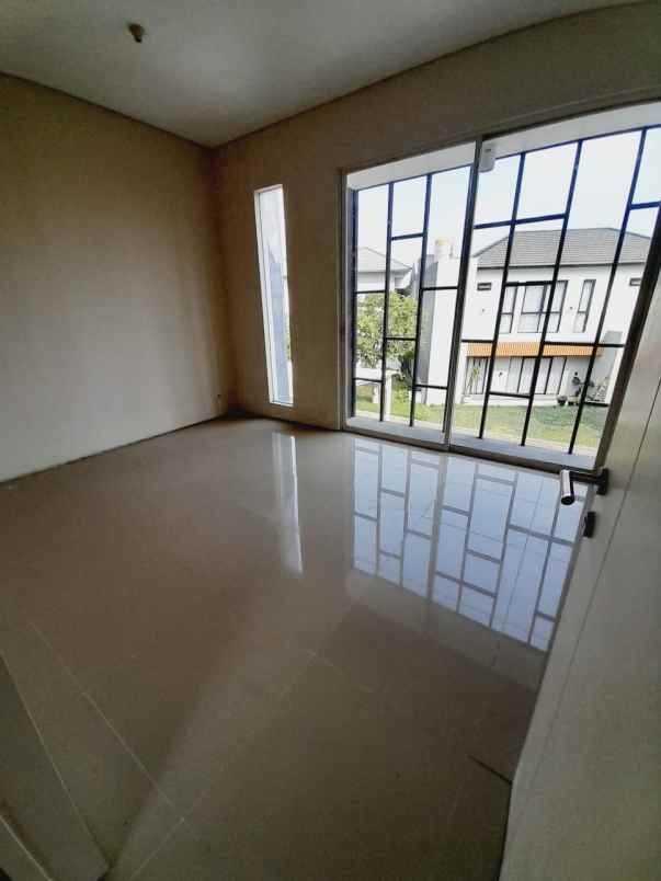 dijual rumah royal residence