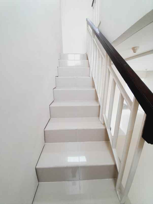 dijual rumah royal residence