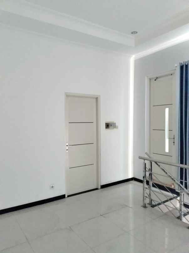 dijual rumah semolowaru