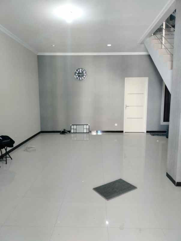 dijual rumah semolowaru