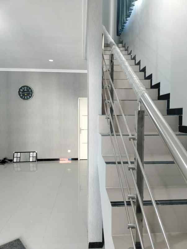 dijual rumah semolowaru