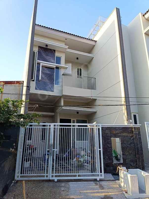 dijual rumah sutorejo