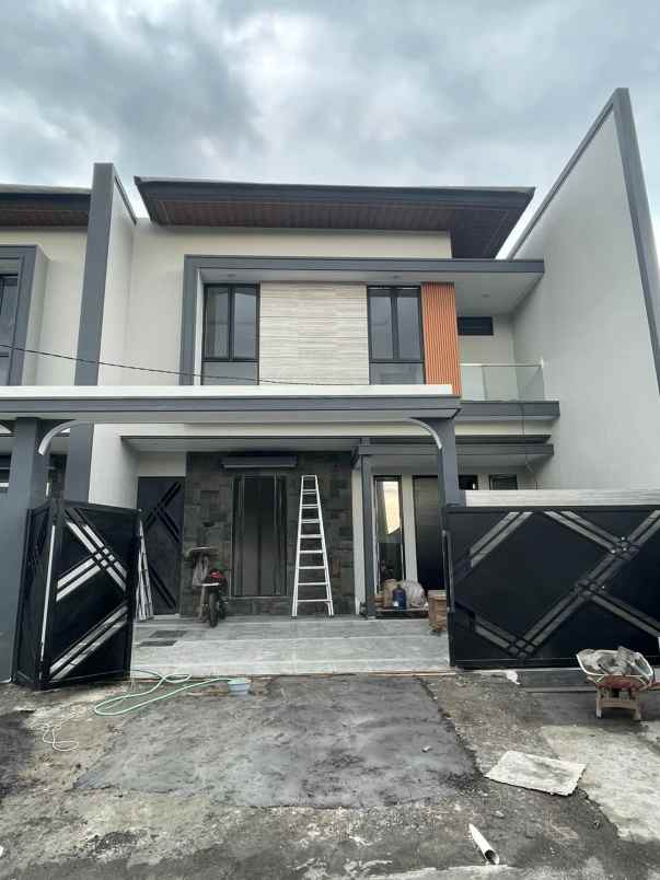 dijual rumah sutorejo