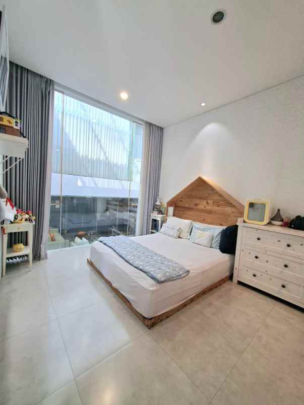 dijual rumah sutorejo