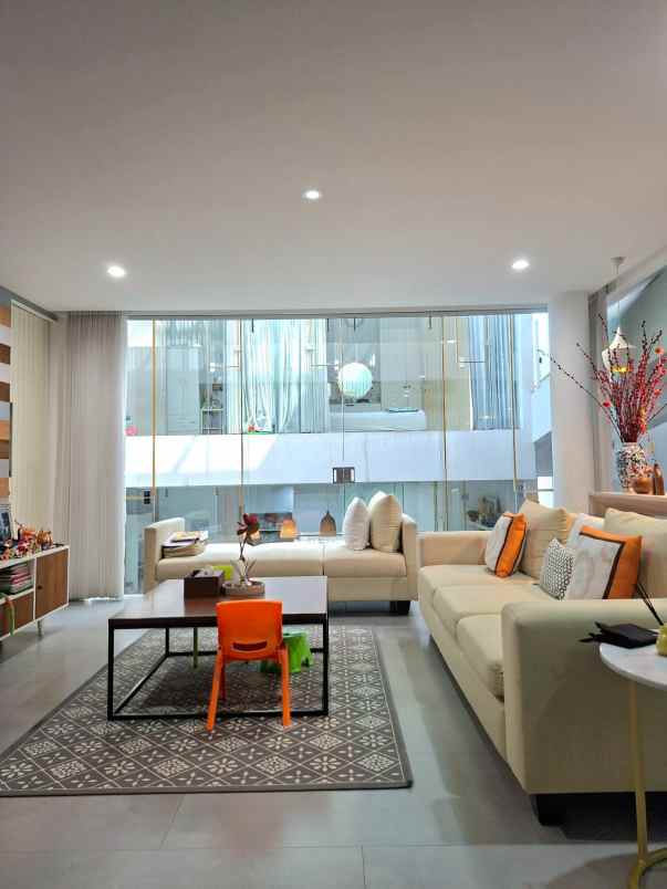 dijual rumah sutorejo