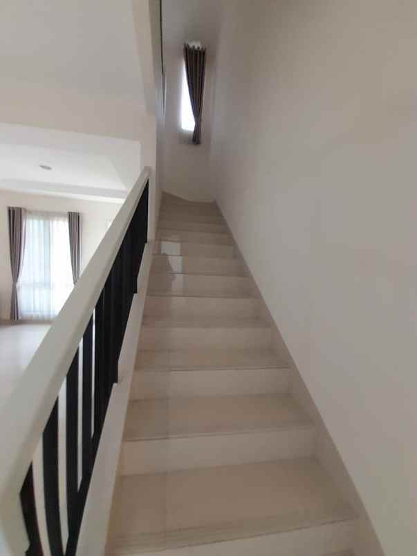 dijual rumah suvarna sutera cluster chiara