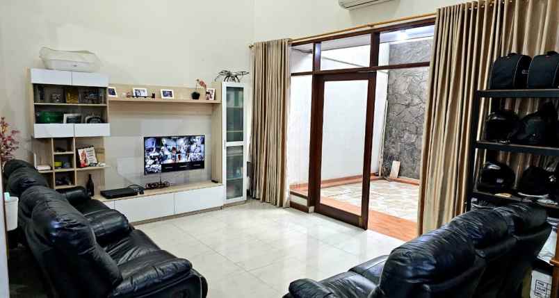 dijual rumah taman holis indah