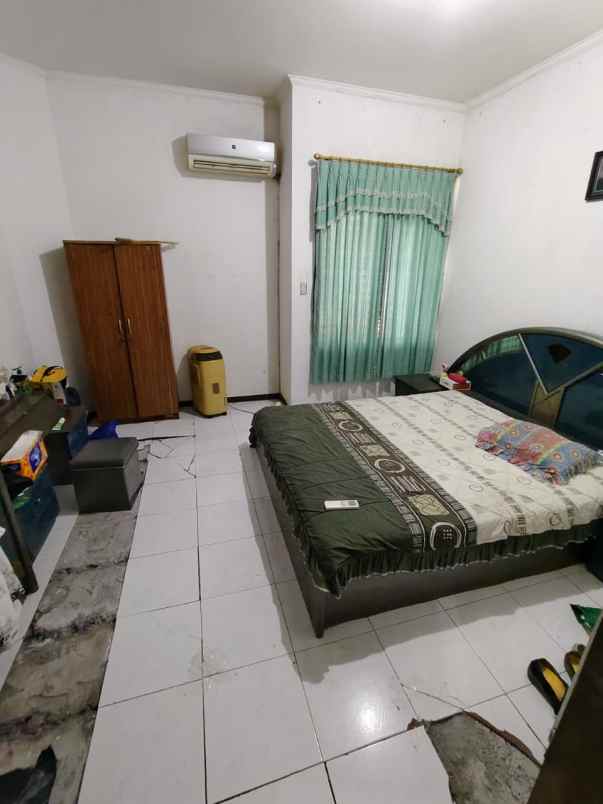 dijual rumah taman pondok indah