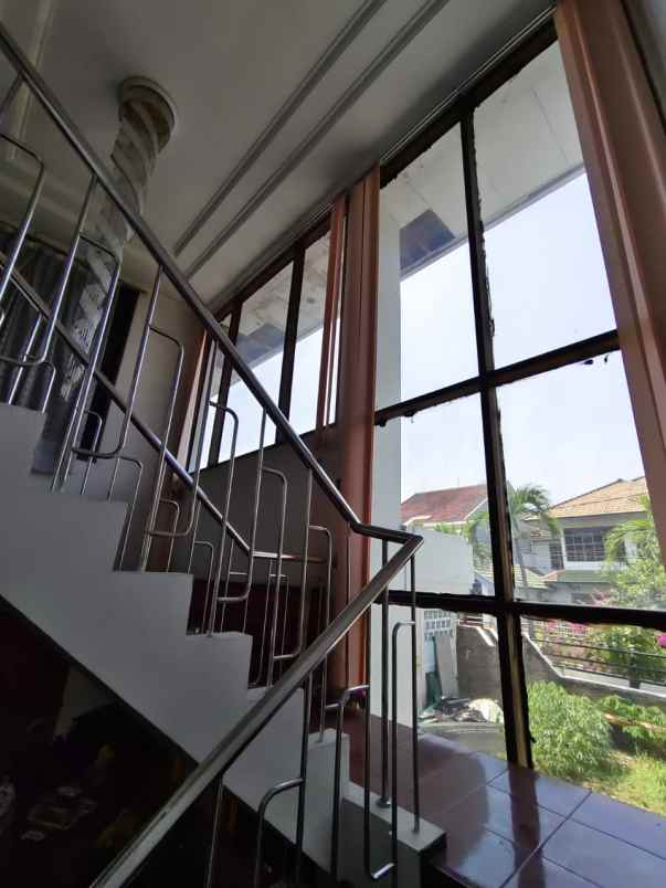 dijual rumah taman pondok indah