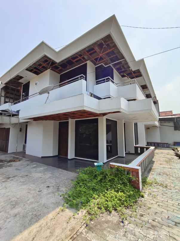 dijual rumah taman pondok indah