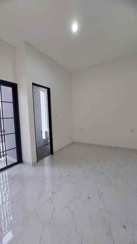 dijual rumah tenggilis
