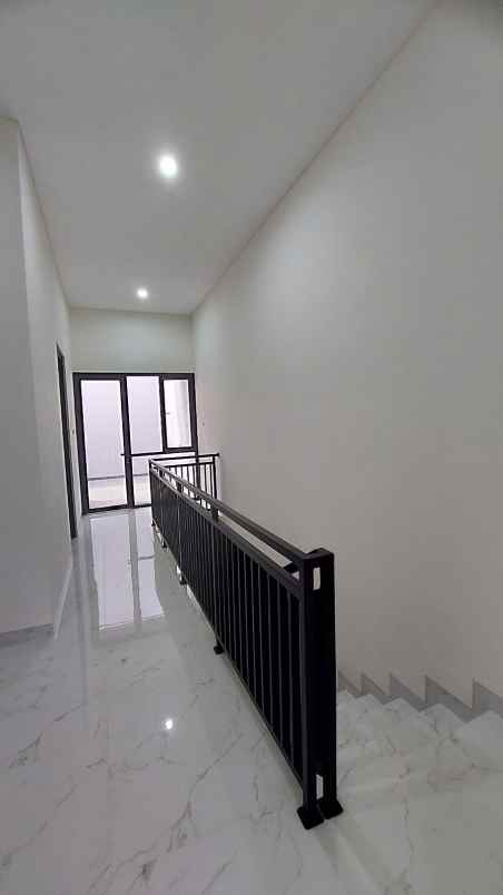 dijual rumah tenggilis