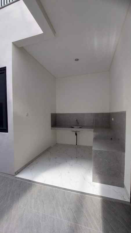 dijual rumah tenggilis