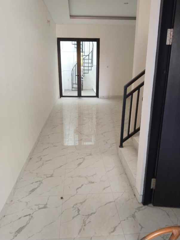 dijual rumah tenggilis mejoyo