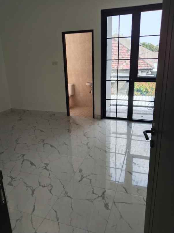 dijual rumah tenggilis mejoyo
