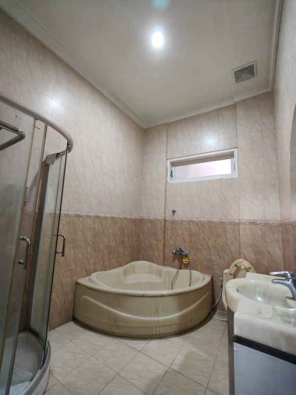 dijual rumah turun harga siap huni lokasi araya malang