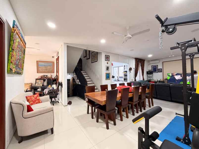 dijual rumah villa pondok indah
