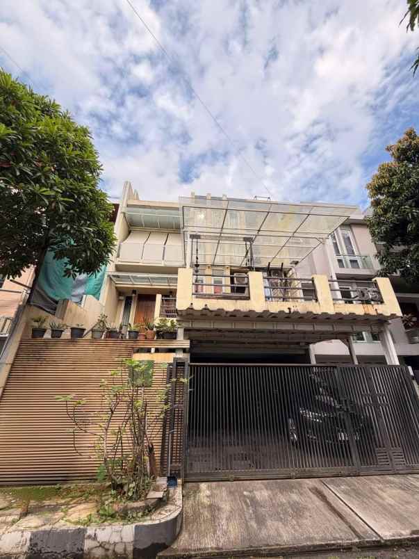 dijual rumah villa pondok indah