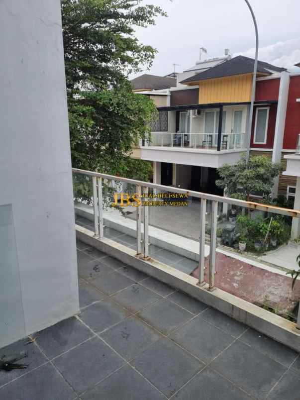 dijual villa komplek givency one