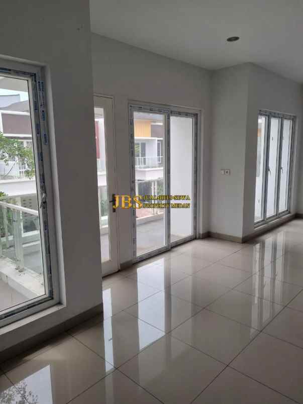 dijual villa komplek givency one