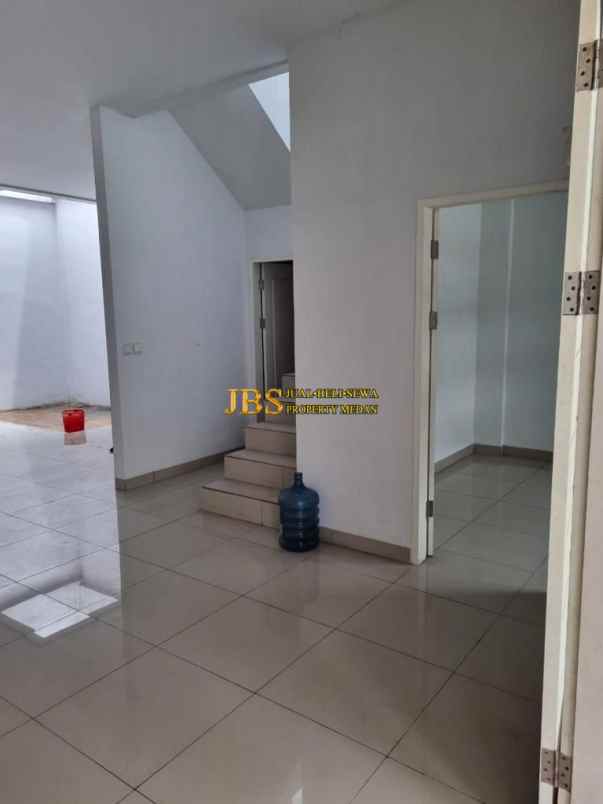 dijual villa komplek givency one