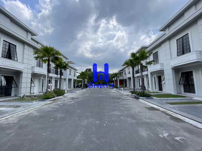 dijual villa komplek jewel park jalan