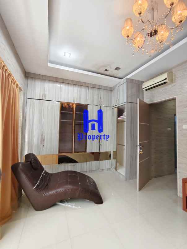 dijual villa komplek mutiara palace