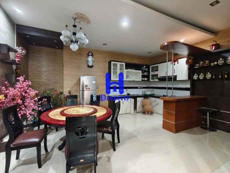 dijual villa komplek mutiara palace