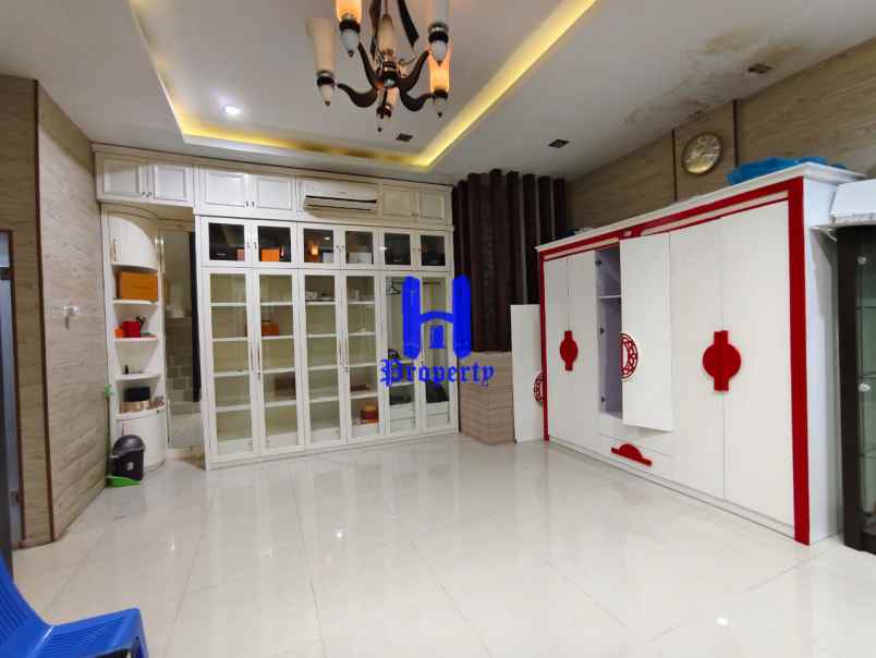 dijual villa komplek mutiara palace