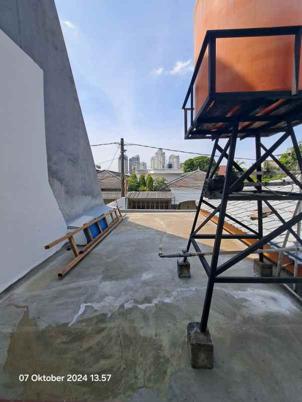 jual rumah di simprug jakarta selatan harga bagus knt