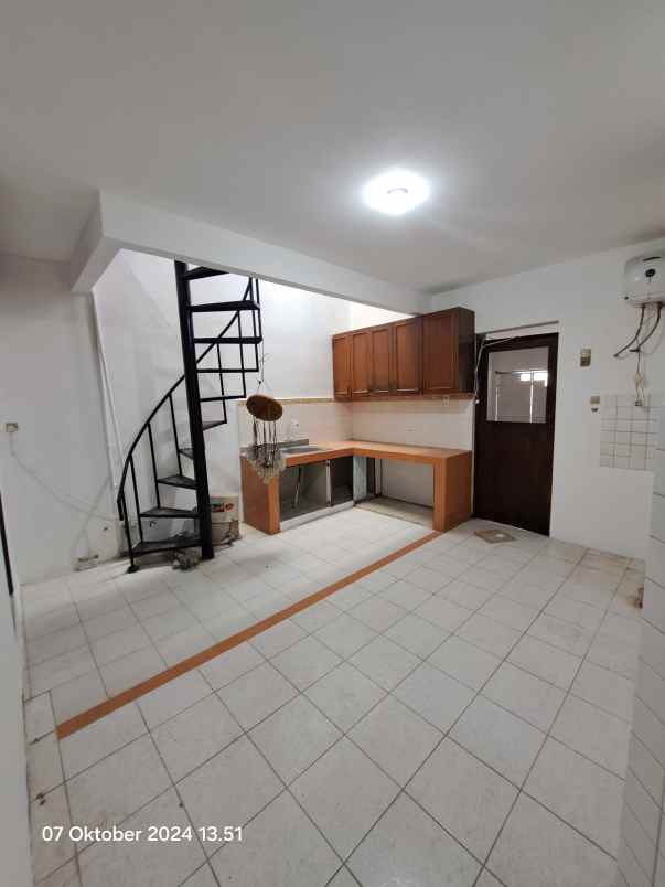 jual rumah di simprug jakarta selatan harga bagus knt