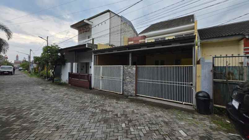 perum sinar medayu selatan hadap timur