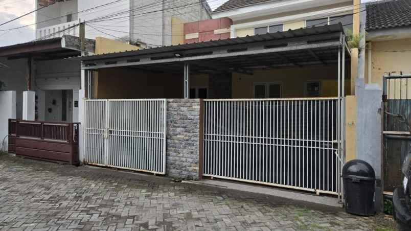 perum sinar medayu selatan hadap timur