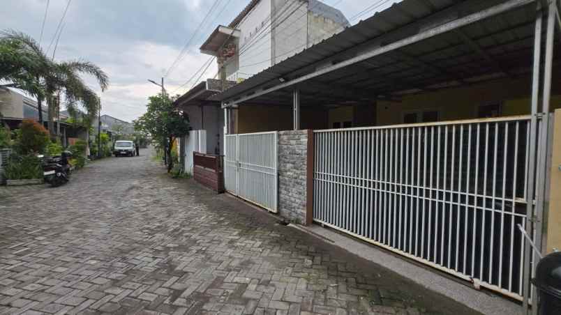 perum sinar medayu selatan hadap timur