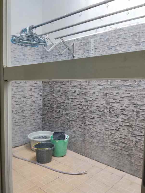 row jalan lebar rumah pakuwon city 2 lantai siap huni