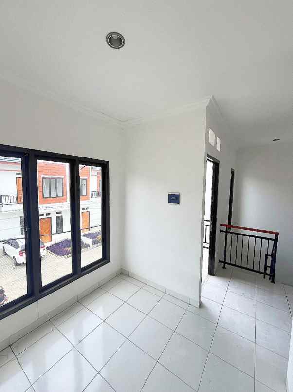 rumah 2 lantai 2 km gerbang tol bekasi timur