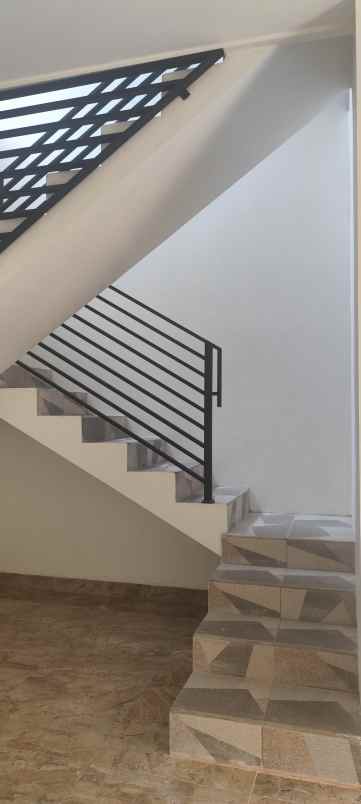 rumah 2 lantai ada pool di palagan km 15 5 donokerto