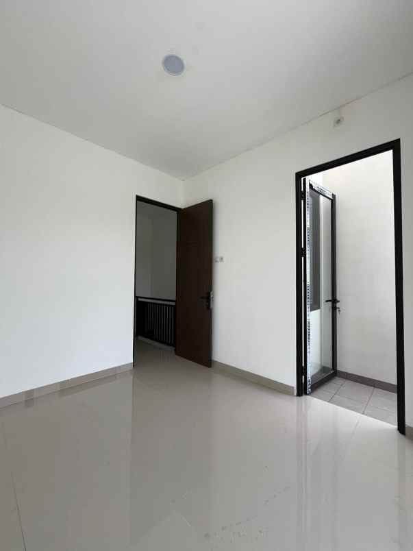 rumah 2 lantai cuma 600 jutaan di sawangan depok