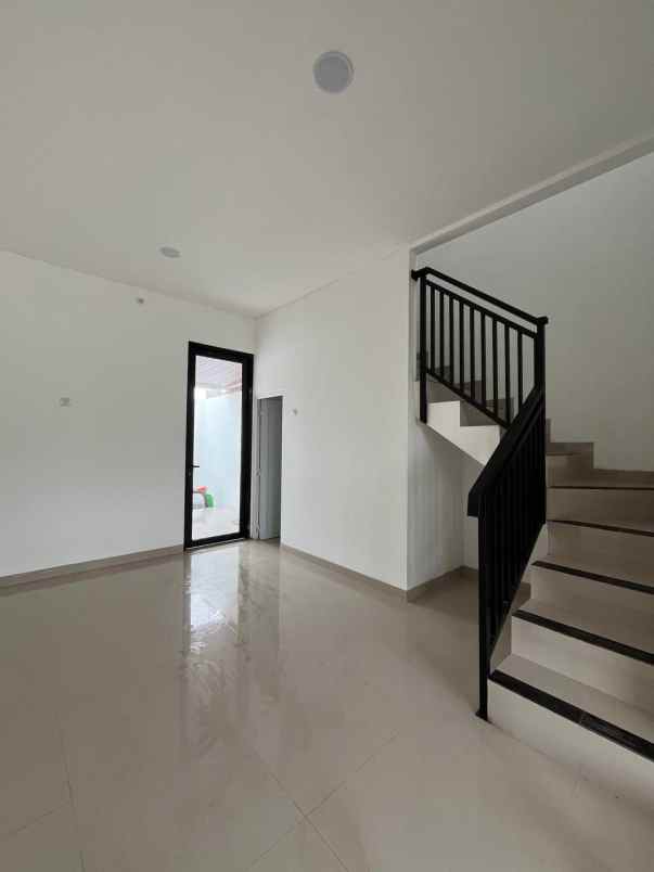 rumah 2 lantai cuma 600 jutaan di sawangan depok